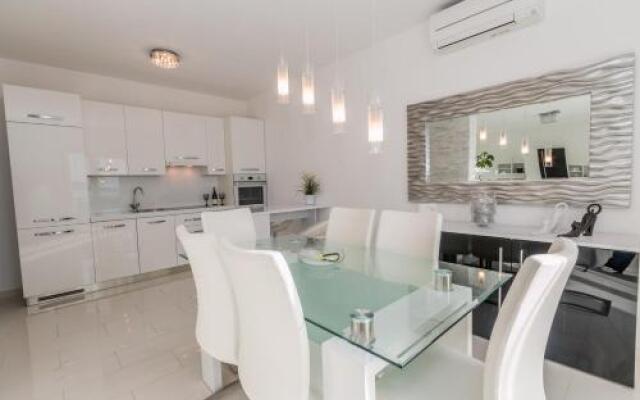 Holiday House Queens with Sea View