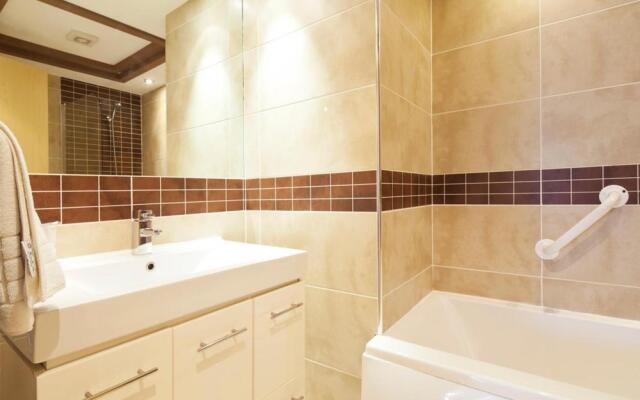 Queens Mansions: Lakeland Suite