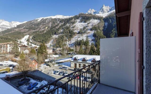 Chic 2BR in city center, next to Train Station