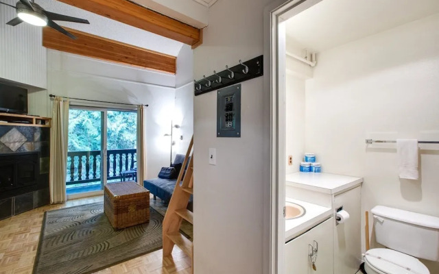 94sll - Inexpensive - Fireplace - Wifi - Sleeps 6 1 Bedroom Condo by RedAwning