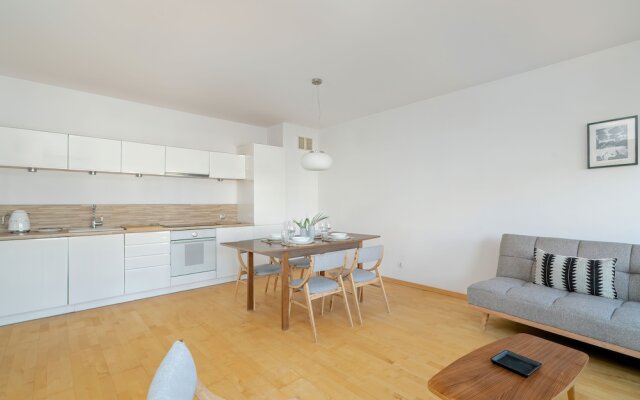 Apartment With Parking Poznań by Renters