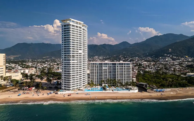 Beachfront Luxury 4BR Penthouse With Incredible Ocean Views