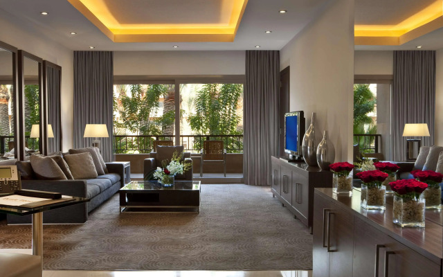Dusit Thani LakeView Cairo
