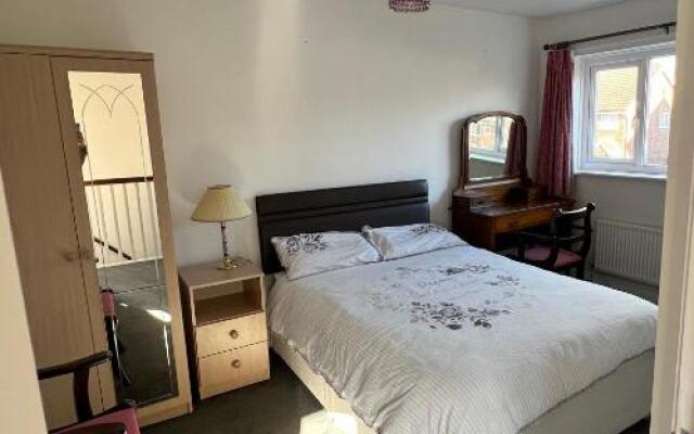 3 Bedroom house-close to Manchester airport-Free parking-private garden