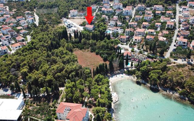 Leana - Great Location and Close to Beach - A1