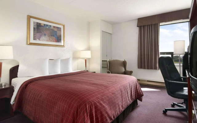 Travelodge by Wyndham Edmonton West