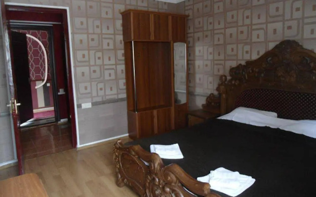 Hotel 444