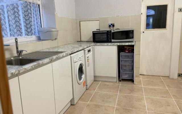 Renovated 4-bed Home - Sleeps 9 - Parking - Spa