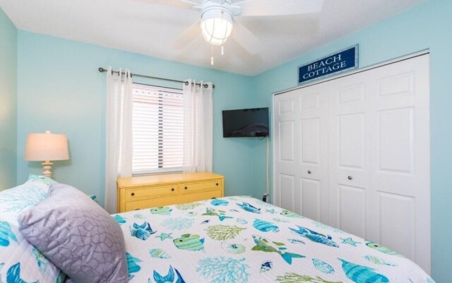 Waterfront vacation home in luxurious resort by Redawning