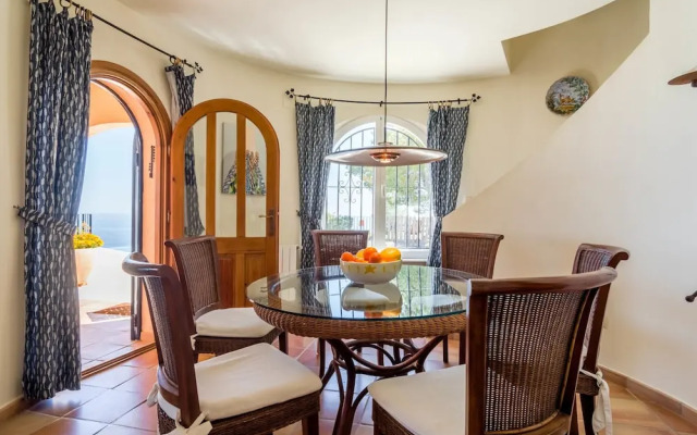 Villa With Sea Breeze Charm