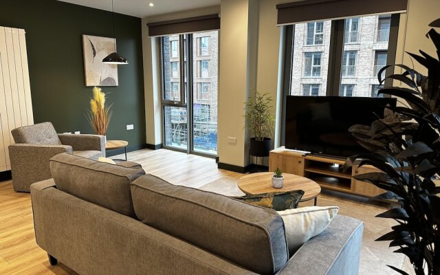 Spacious & Luxurious 2-bed Apartment in London