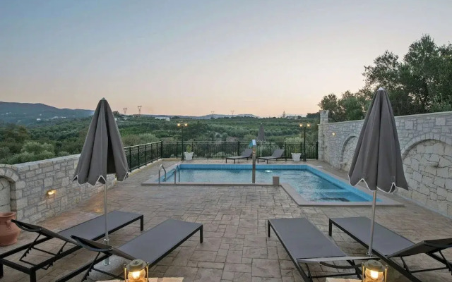 Luxurious Villa With Private Pool, Near a Couple of Restaurants & Sandy Beach