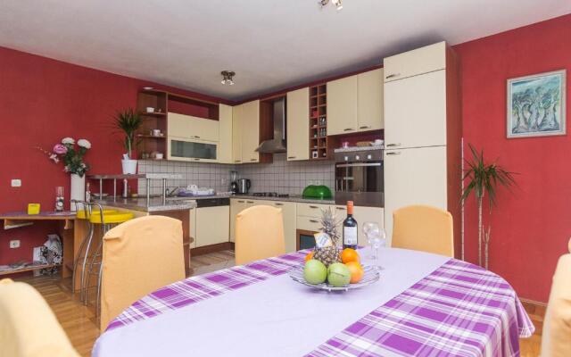 Apartment and room Marin Makarska