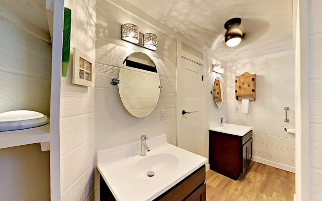 The Purple House - Four Bedroom Home