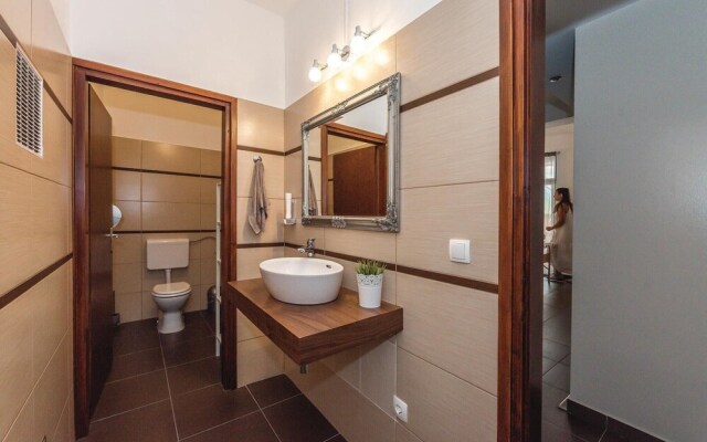 Nice Home in Skradin with Hot Tub, WiFi & 4 Bedrooms