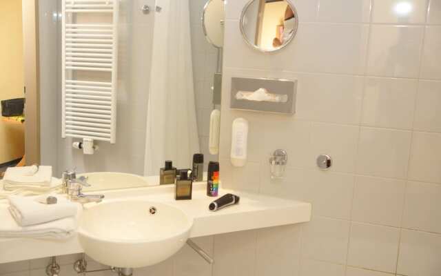 Warias Hotel & Restaurant