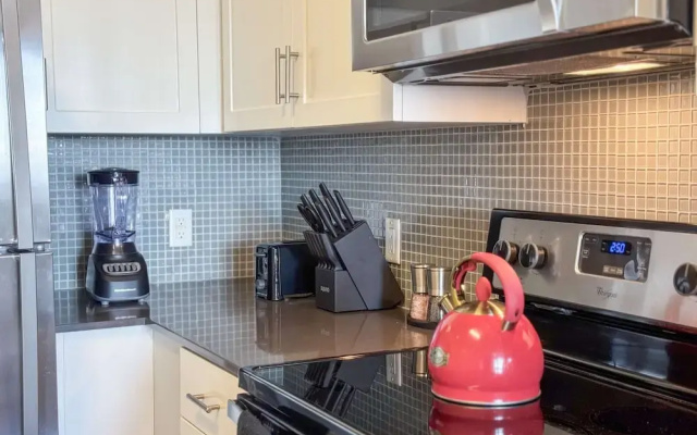 Stylish Getaway W Pool GYM Parking 10 Min to Cedar
