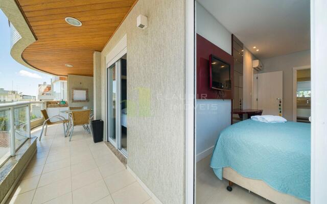 303M - Luxuoso apartamento poucos metros do mar em Bombas