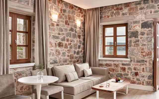 100 Rizes Luxury Sea Side Resort.