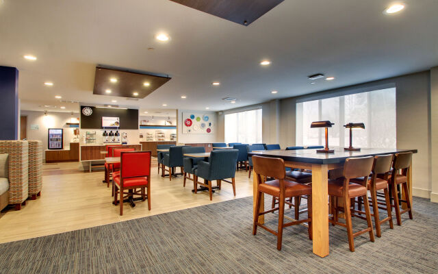Holiday Inn Express & Suites Lincoln East - White Mountains by IHG
