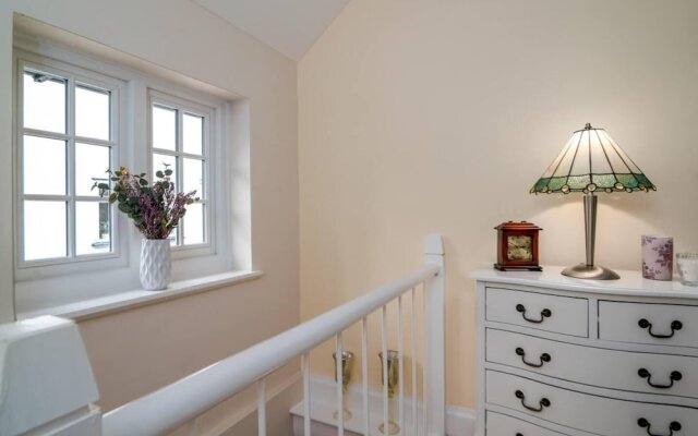 Classic Designer Beautiful 1 Bed Home With Parking