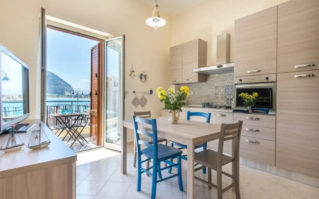 Casetta Vista Mare in Piazza a Mondello by Wonderful Italy