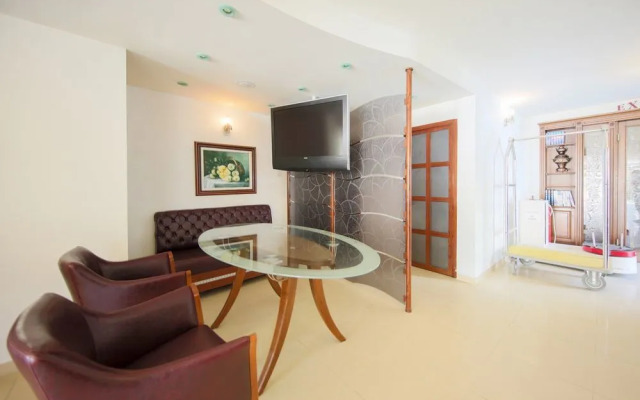 May Garden Club Hotel
