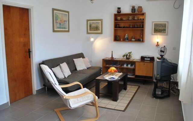 Nice 2-bedroom Private House, 50 m Beach, Sutivan