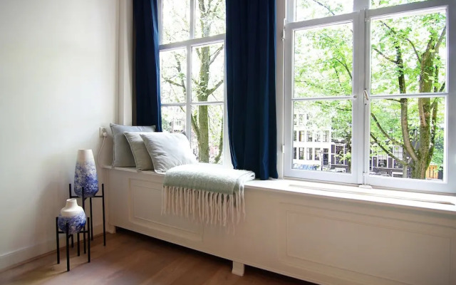 1637 Historic Canal View Suites