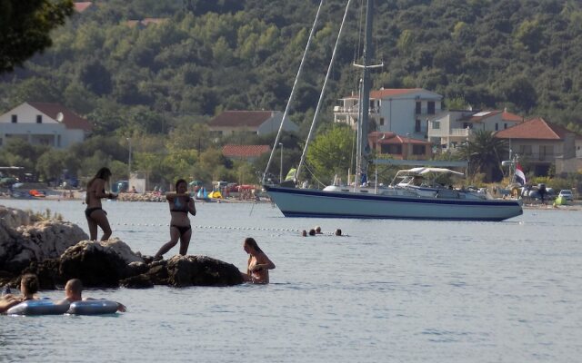 2 - Modern Apartment With Garden, 80m From Beach