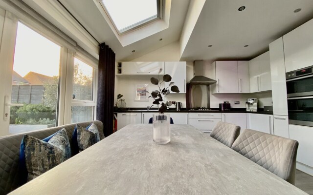 Stunning 4 Bed House With Cinema Room & Parking