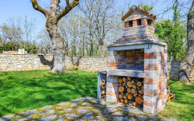 Beautiful Stone Villa in Tinjan With Swimming Pool