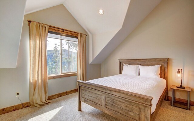 Mountain View Lodge 4 Bedroom Home by RedAwning