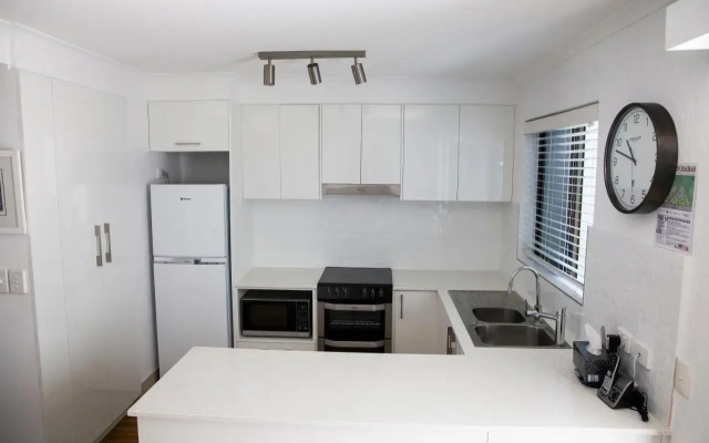 2 Bedroom Renovated Townhouse, Walk to Noosa River