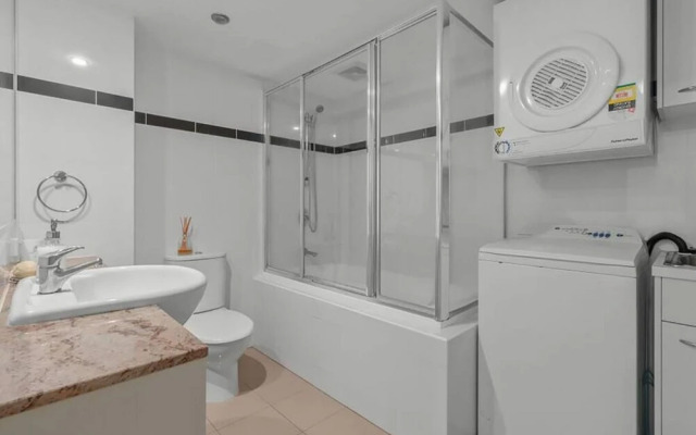 2BR Stunning Views CBD Pool Gym Netflix