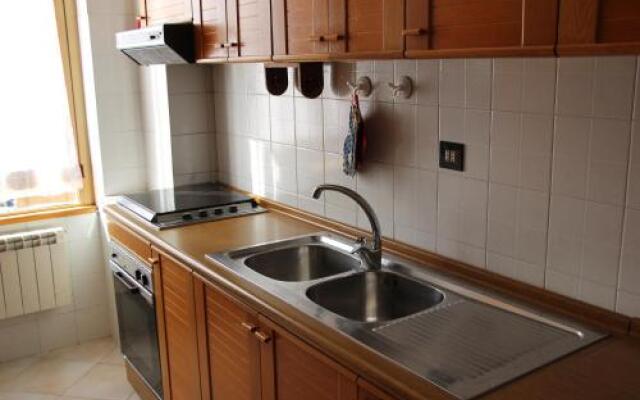 Lovely 2-Bedroom Rental Unit, 5 Minutes From Metro