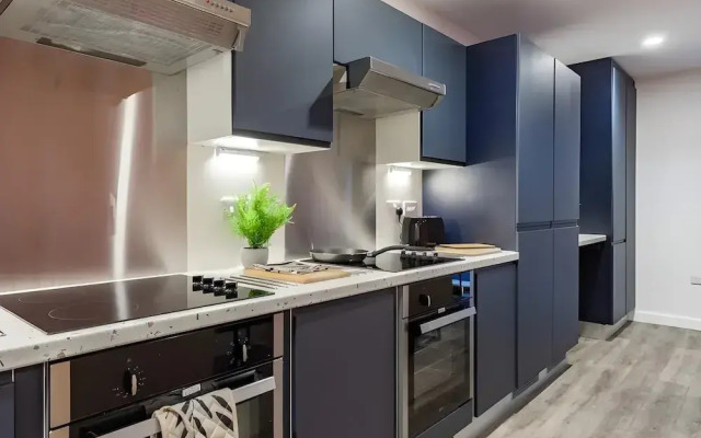Terry Frost Budget-Friendly Ensuite Room for Students Only