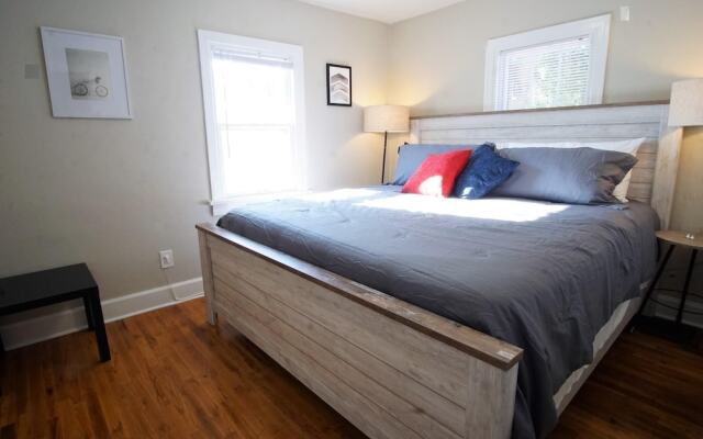 Beautiful Bungalow Next to UNC-FREE Cruiser Bikes!