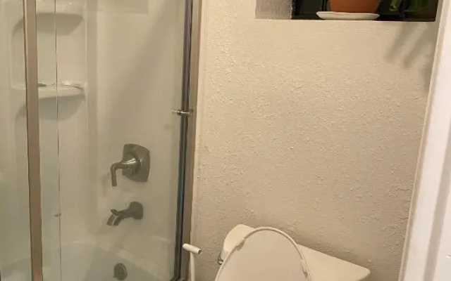 Private Room in Los Angeles w/ AC & WIFI