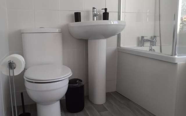 Lovely 3-bed House in Bridgend 7min From Porthcawl