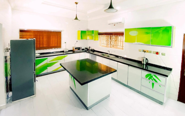 Royal Court Lounge & Boutique Hotel