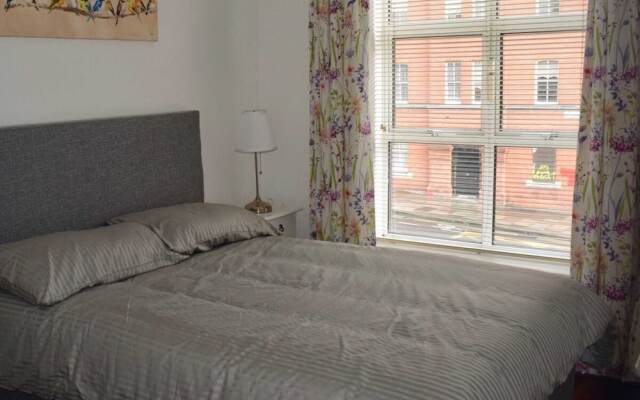 2 Bed Historical Christchurch With Parking