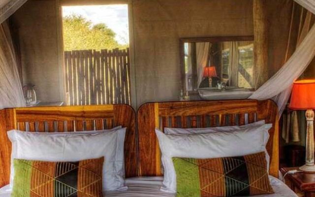 Dinaka Lodge