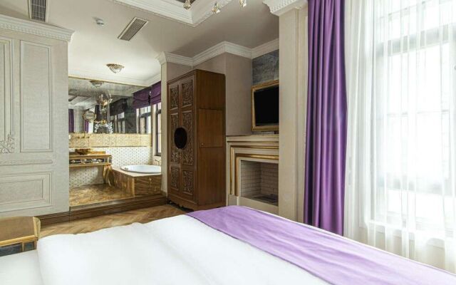 Hotel Room in Historic Mansion in Beylerbeyi
