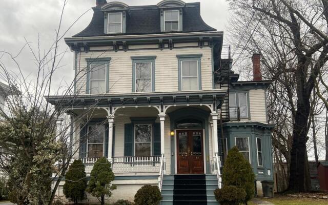 1 Br Private Victorian Apt in Convenient City Location on .5 Acre, Sleeps 4