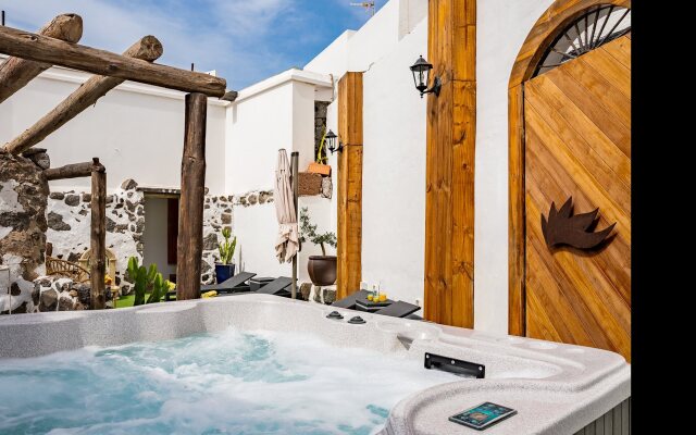 El Charco Suites