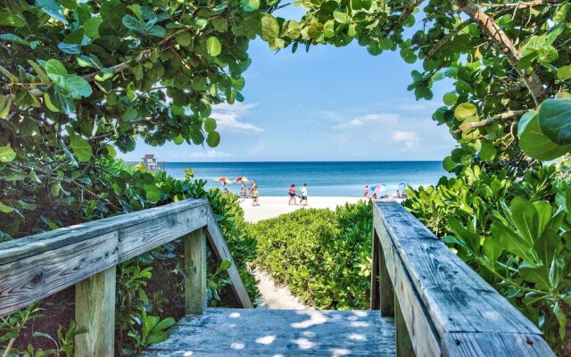 Sardinia Vacation Rental: Delightful Coastal Home near Vanderbilt Beach. Relax in a Private Pool and Spacious 4-BR Retreat with Modern Amenities. Ideal for Families. Minutes from Mercato and Local Attractions