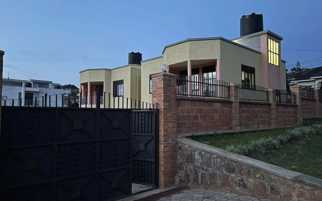 The Mugabi's Spacious Private Room