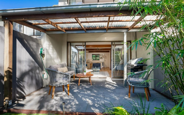 Stylish Townhouse, private courtyard walk to beach