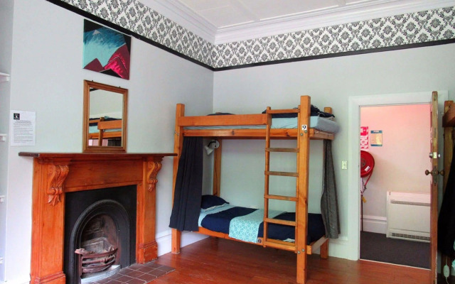 The White Elephant Accommodation - Hostel